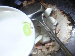韭菜培根炒年糕的做法步骤：5
