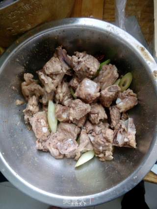 蜜汁排骨的做法步骤：2
