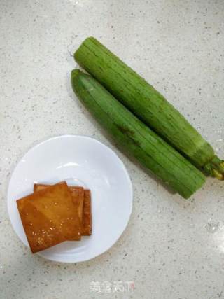 丝瓜蒸豆干的做法步骤：1