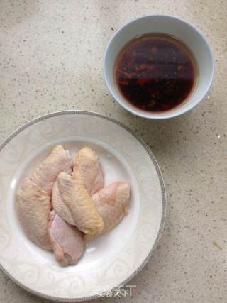 剁椒酱香鸡翅的做法步骤：1