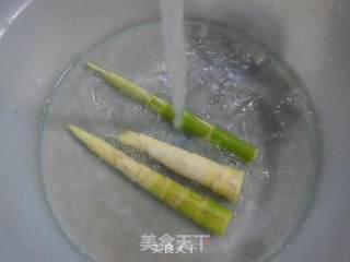 雪菜雷笋炒蚕豆的做法步骤：3