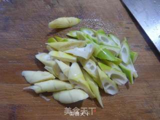 雪菜雷笋炒蚕豆的做法步骤：4
