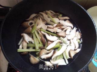 西芹平菇炒蛋的做法步骤：4