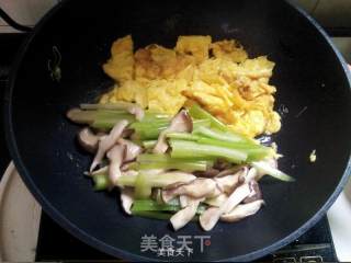 西芹平菇炒蛋的做法步骤：6