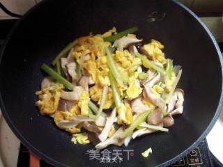 西芹平菇炒蛋的做法步骤：7