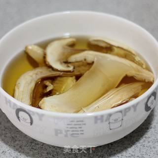 鲜美营养的焖饭-----松茸焖饭的做法步骤：2