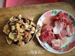 鲜甜可口的【两菌汤】的做法步骤：1