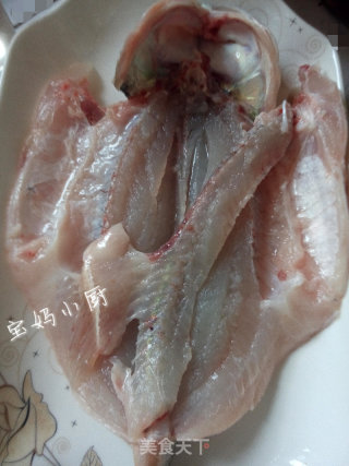 清蒸鲈鱼—私房做法的做法步骤：2