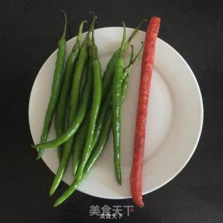 腊肠炒尖椒的做法步骤：1