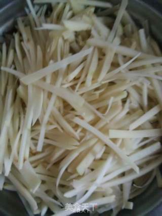 青椒蒜香土豆丝的做法步骤：1