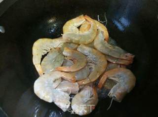 油爆大虾的做法步骤：2