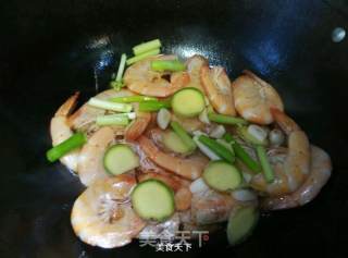 油爆大虾的做法步骤：3