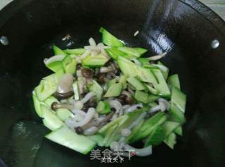 黄瓜炒双菇的做法步骤：2