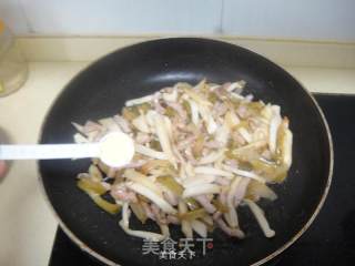 白灵菇榨菜炒肉丝的做法步骤：9