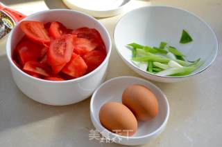 西红柿炒鸡蛋—三分钟菜的做法步骤：1