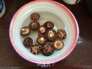 香菇鸡丁的做法步骤：1