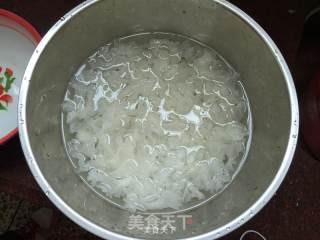 银耳莲子羹的做法步骤：1
