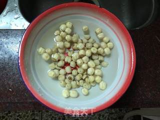 银耳莲子羹的做法步骤：2