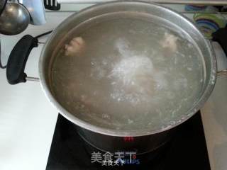 猪骨汤海鲜拉面的做法步骤：1
