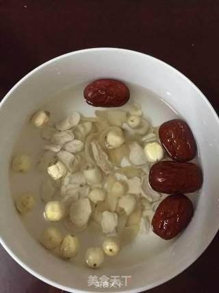 花胶白莲子红枣山药炖冰糖的做法步骤：2