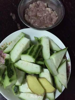 竹笙瘦肉丝瓜汤的做法步骤：3