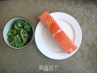 日式三文鱼饭团的做法步骤：1