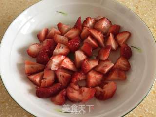 草莓牛奶饮的做法步骤：1