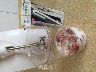 草莓牛奶饮的做法步骤：2