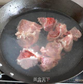 筒骨粉葛汤的做法步骤：2