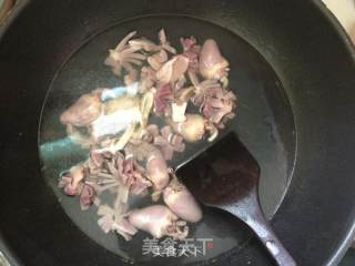 酸酸辣辣真美味-松茸螺蛳粉的做法步骤：2
