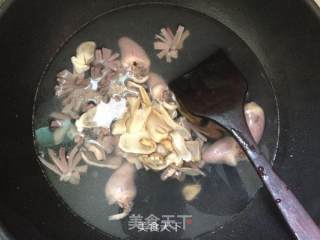 酸酸辣辣真美味-松茸螺蛳粉的做法步骤：3