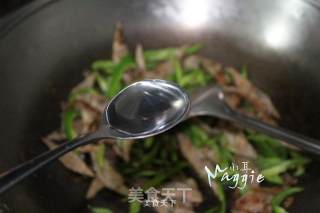 青椒炒鱼肉饼的做法步骤：9