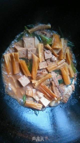 咸鱼腐竹炖冻豆腐的做法步骤：4
