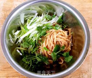 凉拌鱼饼丝的做法步骤：3