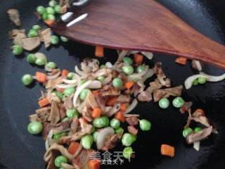 松茸生炒糯米饭的做法步骤：11