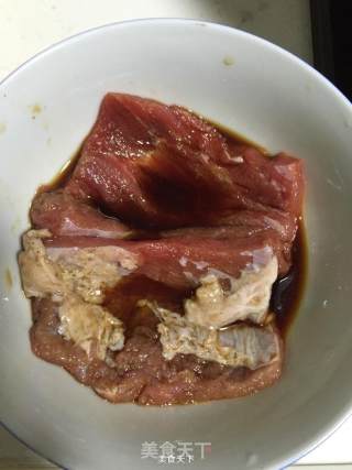 牛肉汉堡的做法步骤：1