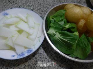 油面筋青菜冬瓜汤的做法步骤：1