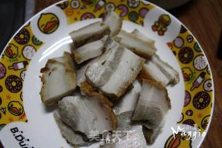 烧肉炒蒜芯的做法步骤：1