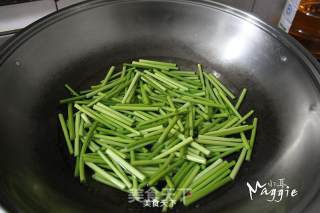 烧肉炒蒜芯的做法步骤：3