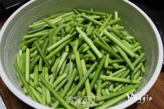 烧肉炒蒜芯的做法步骤：4