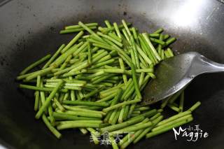 烧肉炒蒜芯的做法步骤：7