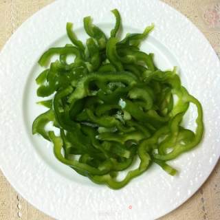 圆椒炒鸡蛋的做法步骤：1