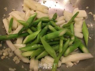 芦笋豆薯炒虾仁的做法步骤：7