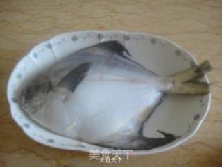 红烧鲳鱼的做法步骤：1