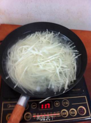 挂面版黄瓜西红柿炒面的做法步骤：1