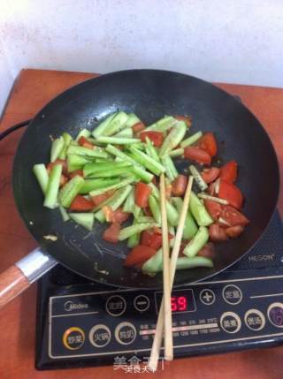 挂面版黄瓜西红柿炒面的做法步骤：8