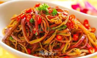 干锅手撕蕨菜米糠肠   特色湘食味的做法步骤：1