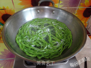 鸡蛋炸酱菠菜面的做法步骤：17