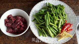 蒜心（蒜苔）炒牛肉的做法步骤：1