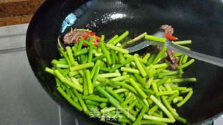 蒜心（蒜苔）炒牛肉的做法步骤：4